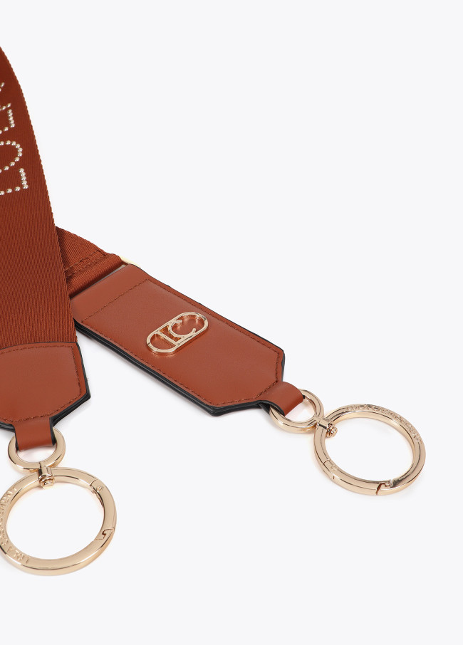 Tasche Riemen mit Metallnieten und Logo