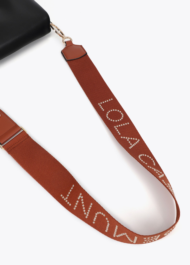 Tasche Riemen mit Metallnieten und Logo