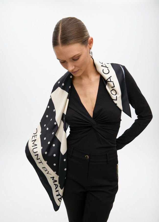 Pañuelo estampado topitos