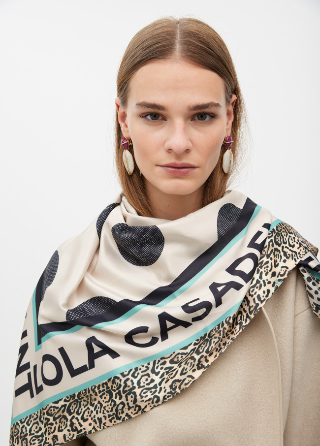 Lenço com Bolinhas e Logo