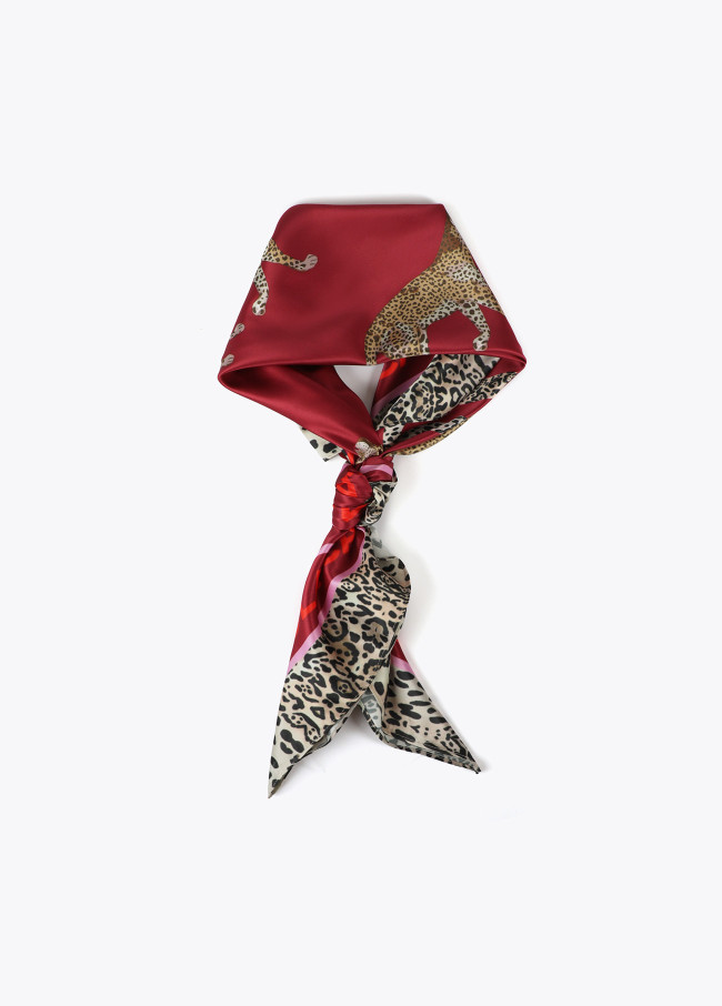 Lenço estampado LC e leopardos