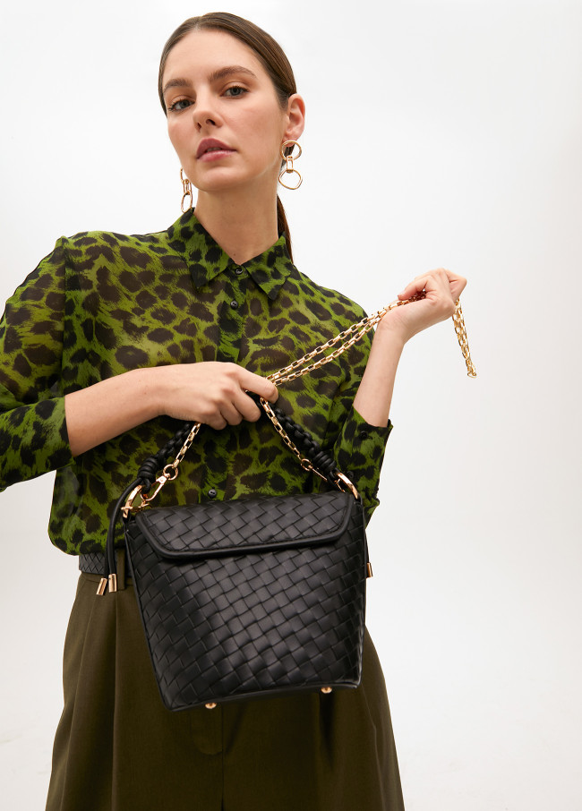 Crossbody bag with flap in braided faux leather...