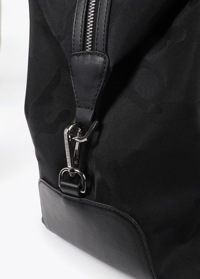 Borsa weekend in nylon jacquard camouflage.