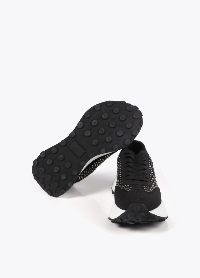 Platform trainers with metallic studs