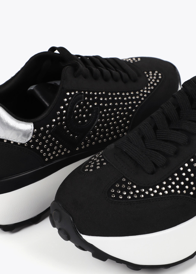 Platform trainers with metallic studs