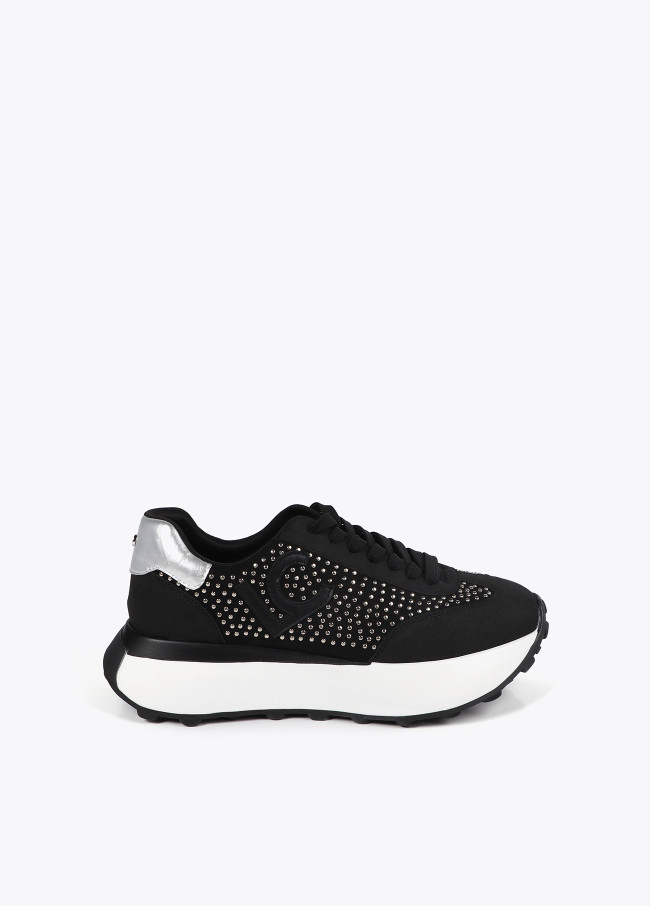 Deportiva plataforma con detalle de tachas...