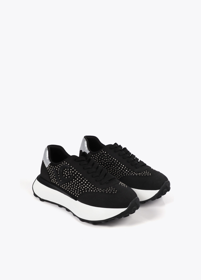 Platform trainers with metallic studs