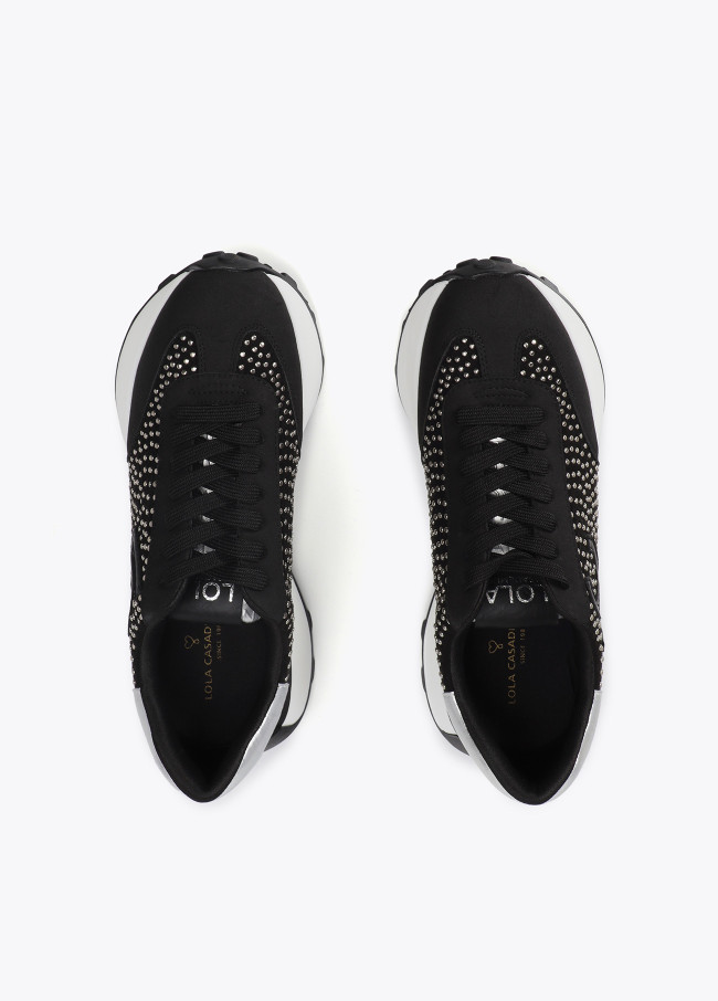 Platform trainers with metallic studs