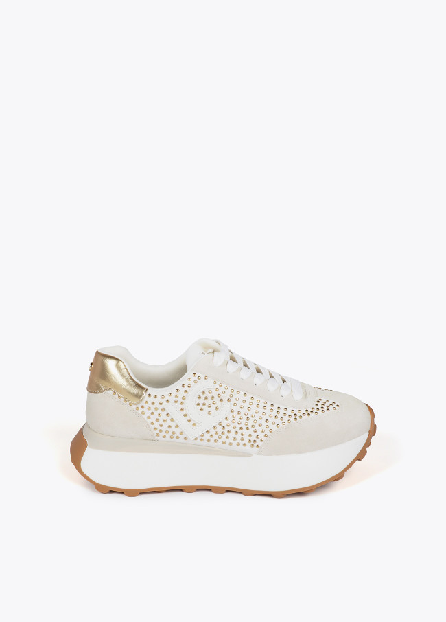 Deportiva plataforma con detalle de tachas...