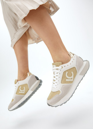 Deportiva con suela personalizada y detalles dorados