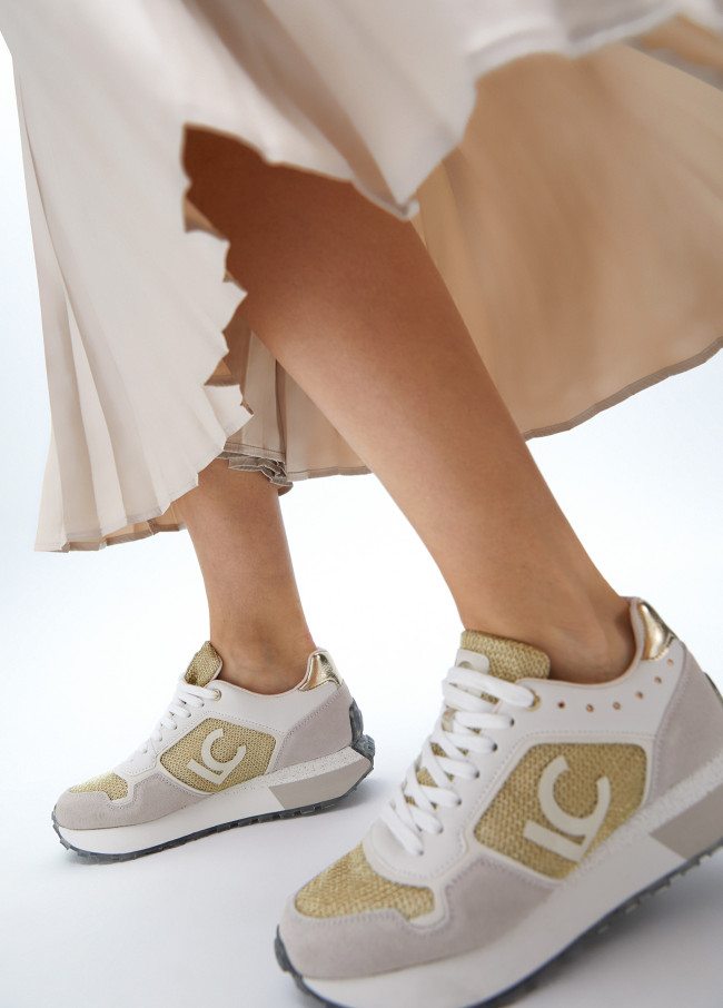 Deportiva con suela personalizada y detalles...