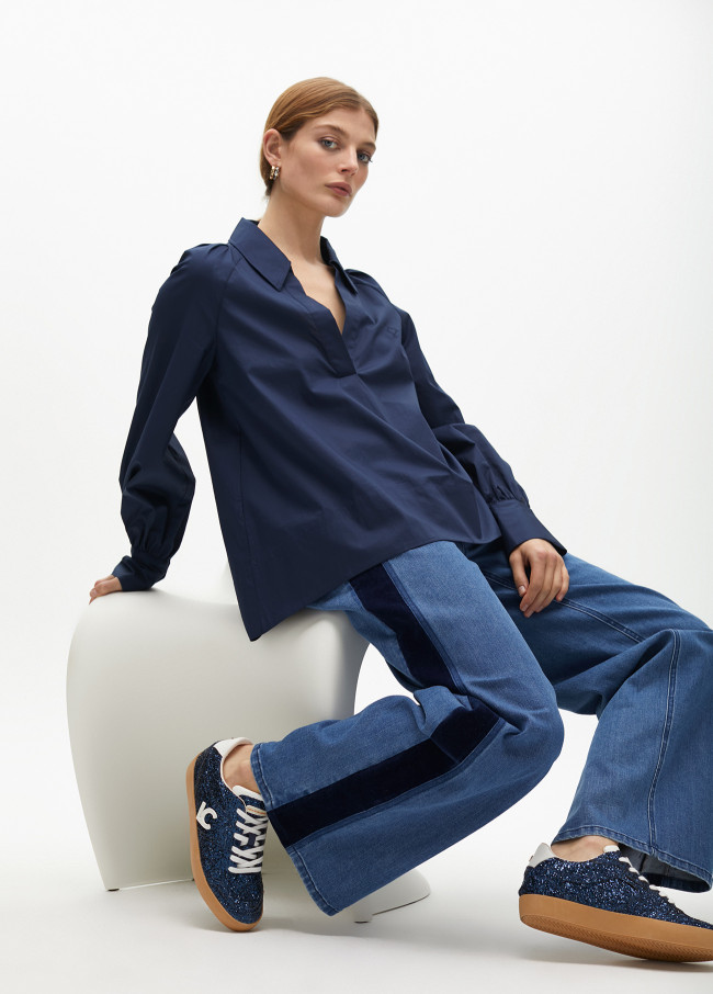 Deportiva con cuña interior y detalles en piel