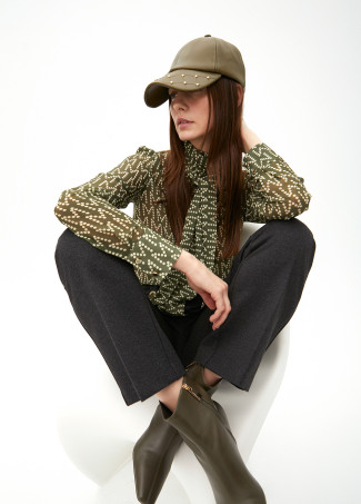 Gorra efecto piel detalle tachas