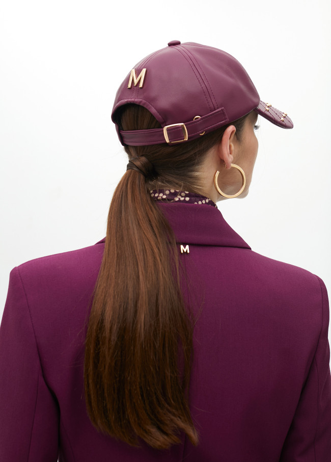 Gorra efecto piel detalle tachas
