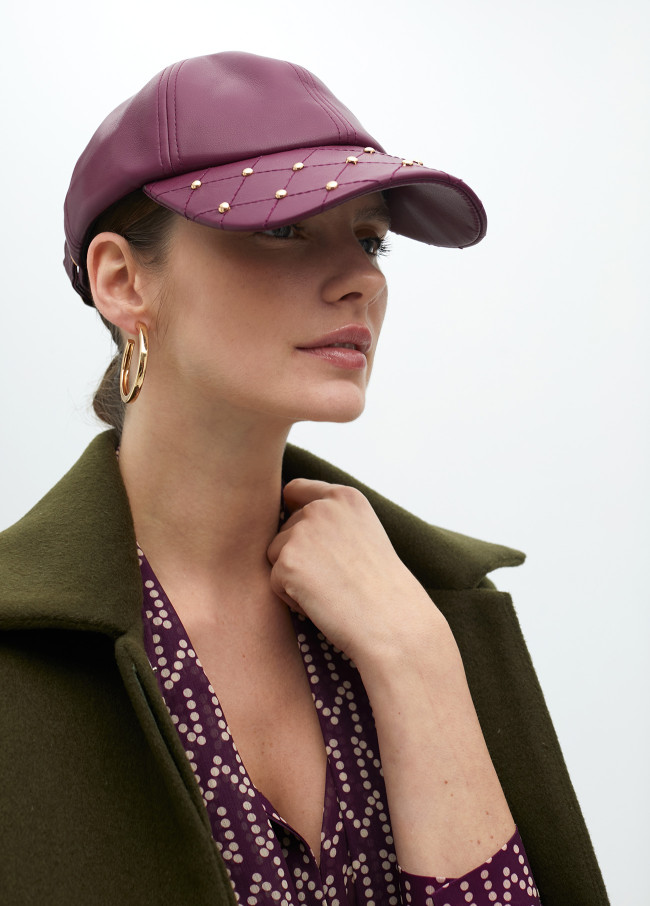 Gorra efecto piel detalle tachas
