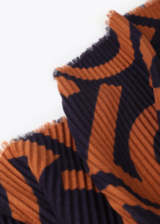 Two-tone pleated LC scarf