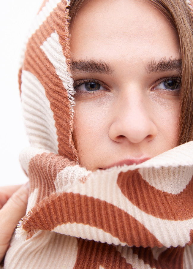 Two-tone pleated LC scarf