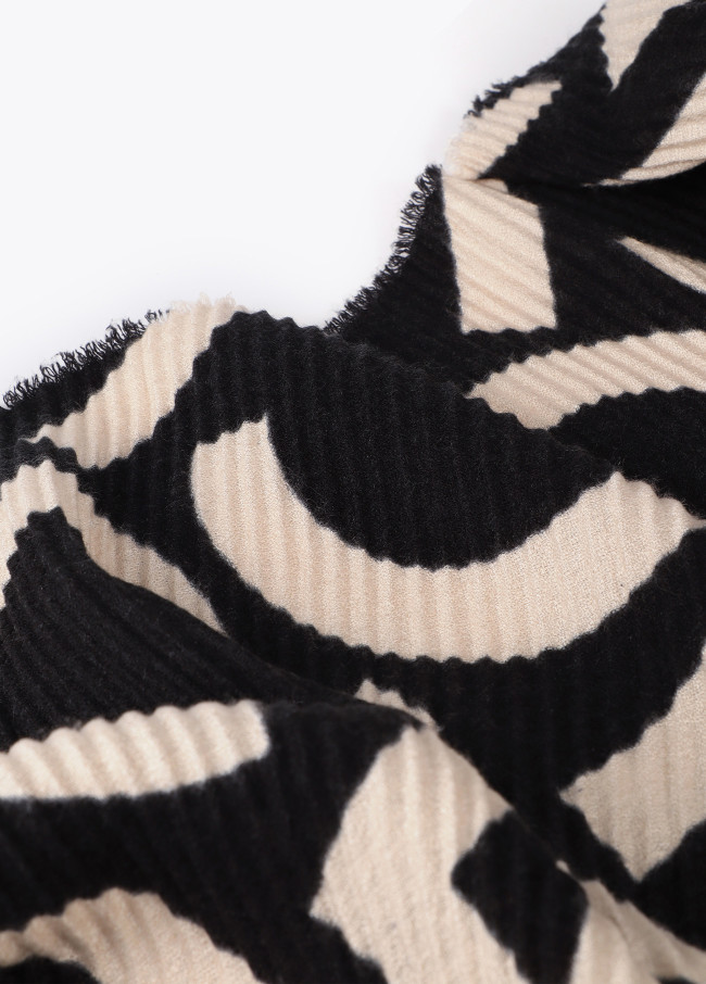 Two-tone pleated LC scarf