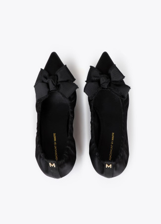Ballerines froncées à bout pointu avec nœud en satin