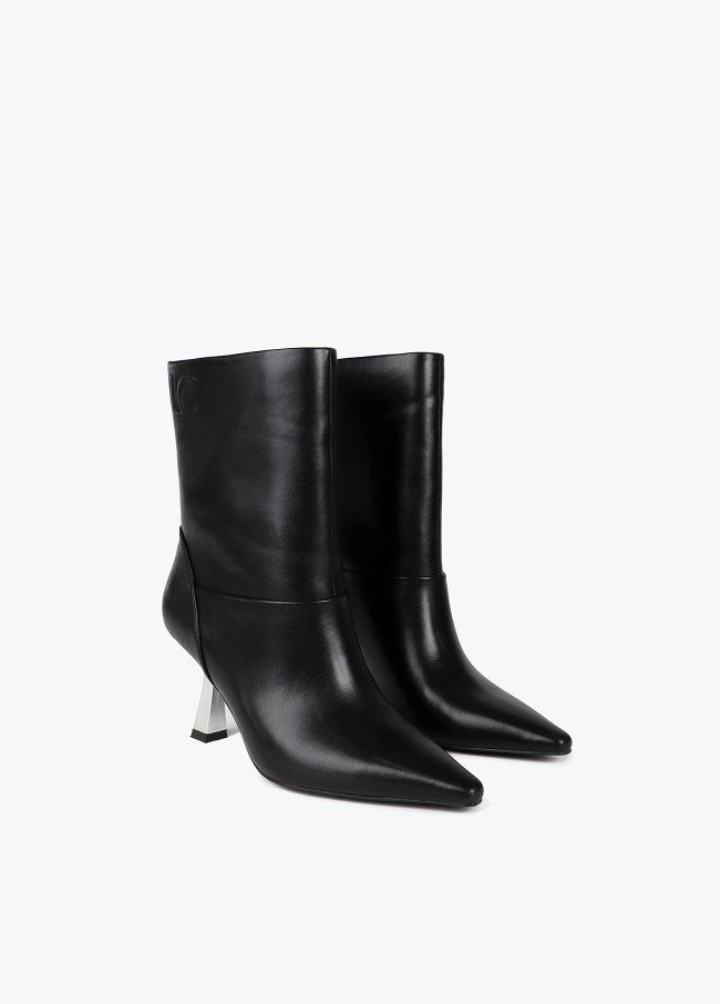 Ankle boots with pointed toe and metallic...