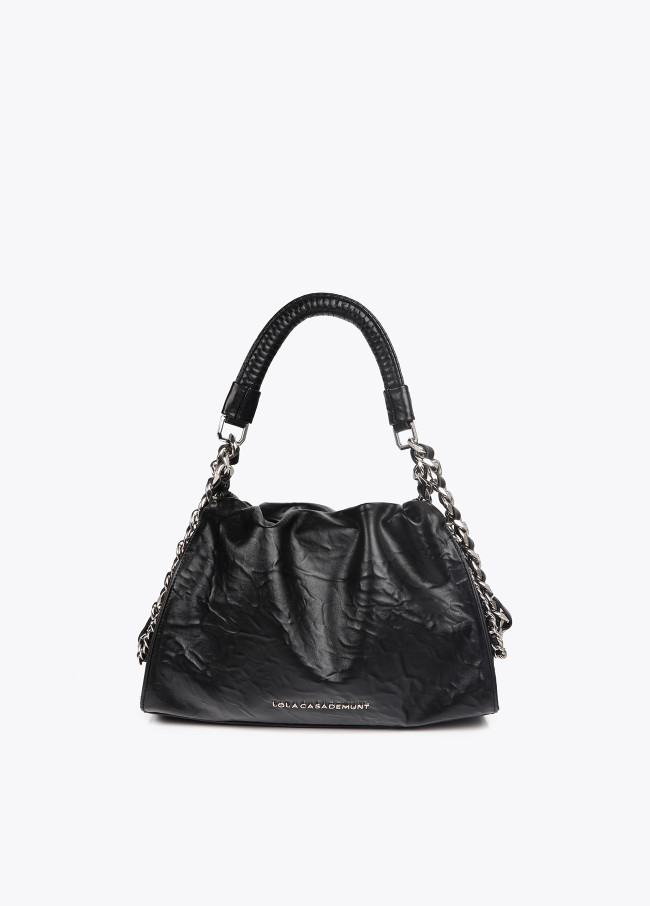 Bolso mediano efecto arrugado con detalles...