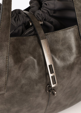 Borsa shopper effetto pelle invecchiata con dettaglio catena