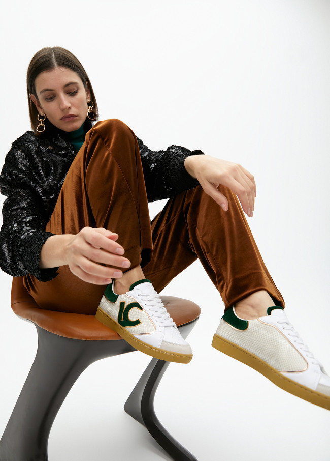 Deportiva con detalles en efecto serpiente y piel