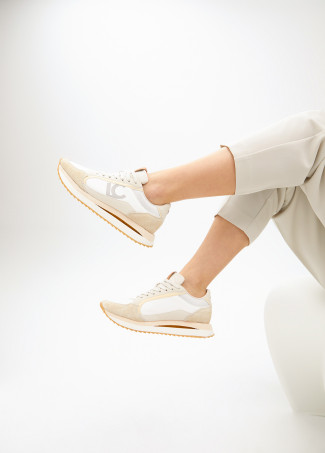 Deportiva con detalles en piel