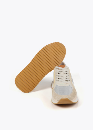 Deportiva con detalles en piel