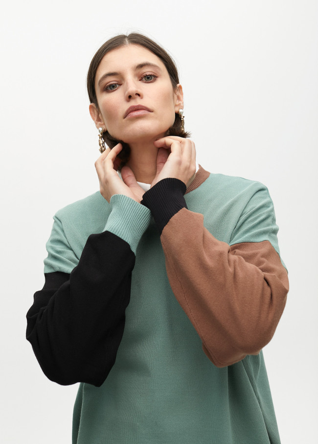 Three-tone sweater with puff sleeves