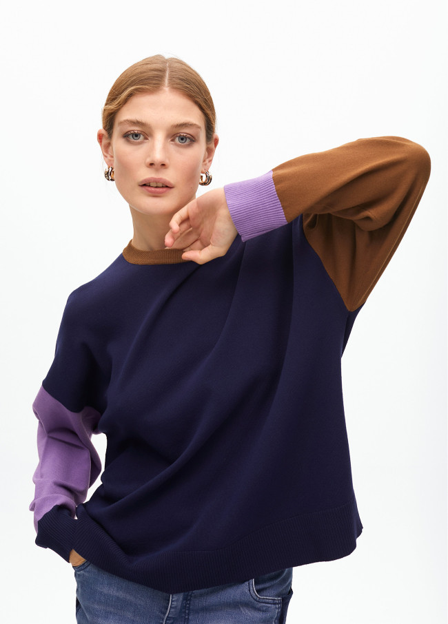 Three-tone sweater with puff sleeves