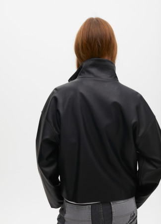 Chaqueta efecto piel oversize bolsillos frontales