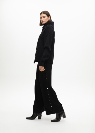 Pantalón recto punto tachas laterales