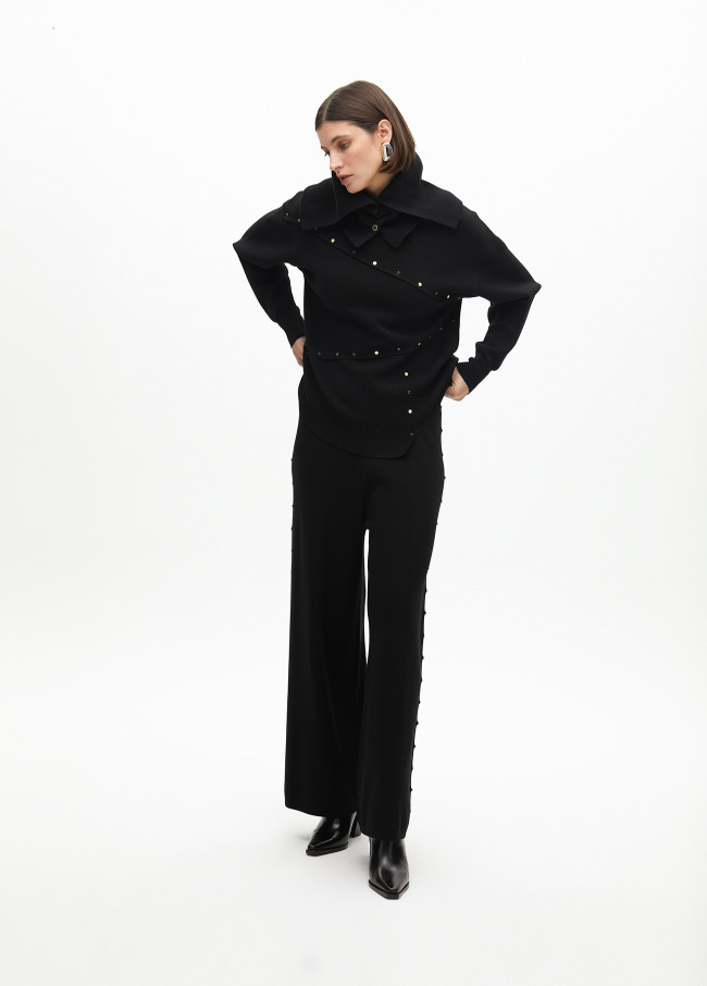 Pantalón recto punto tachas laterales