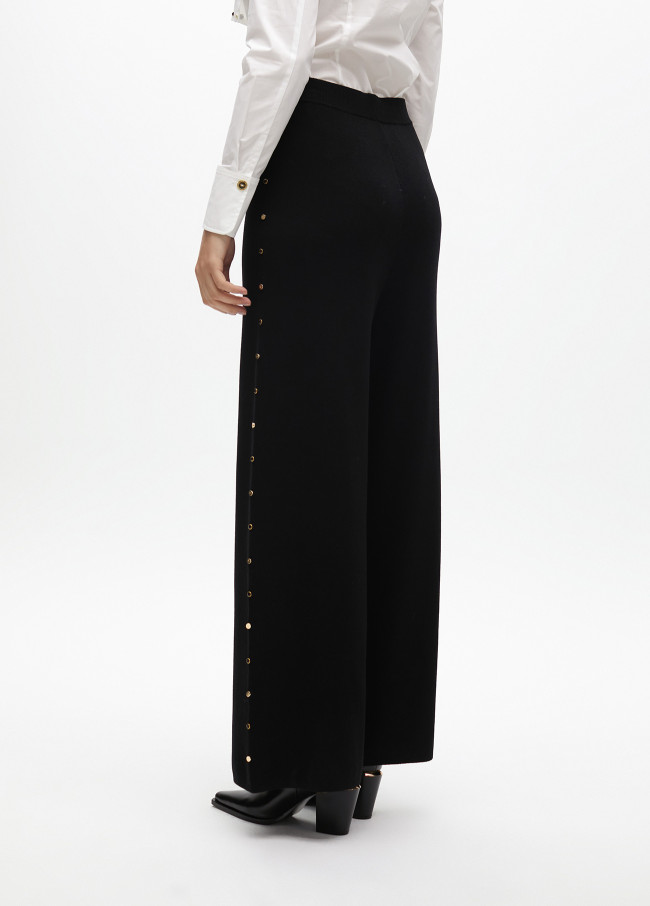 Pantalón recto punto tachas laterales