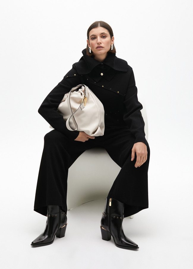 Suéter desestruturado detalhes tachas