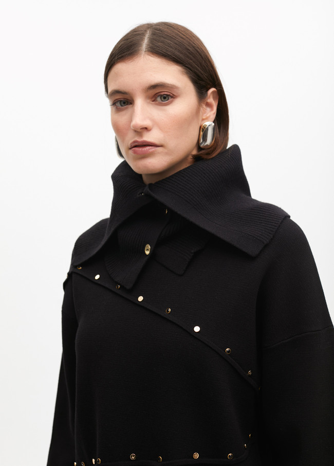 Suéter desestruturado detalhes tachas