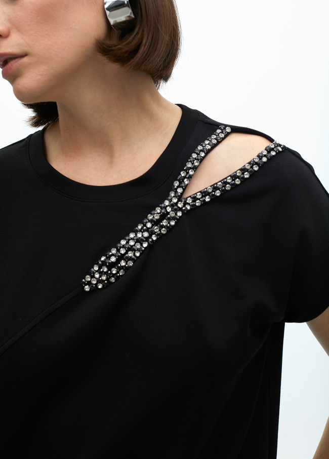 Maglietta con apertura perlata sul lato del collo