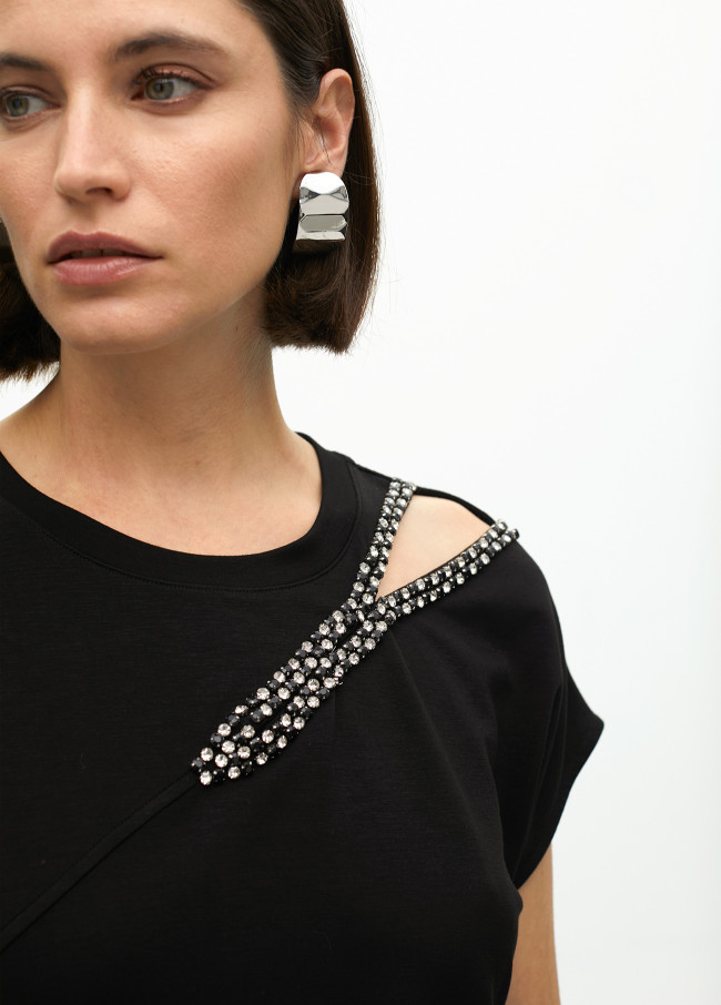 Maglietta con apertura perlata sul lato del collo