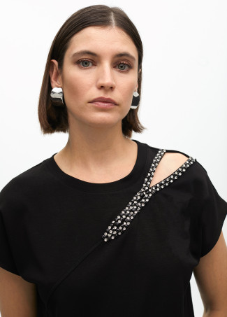 Maglietta con apertura perlata sul lato del collo