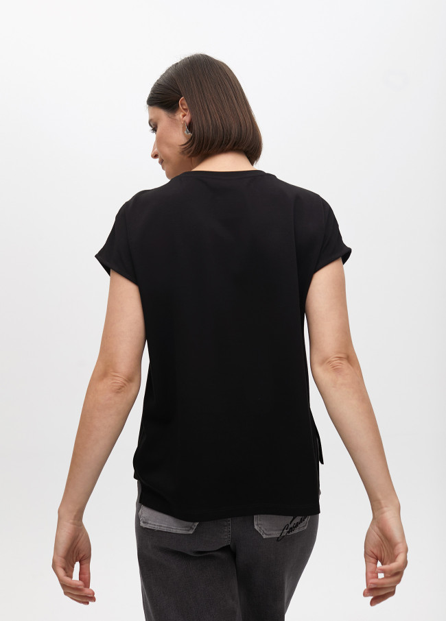 Maglietta con apertura perlata sul lato del collo