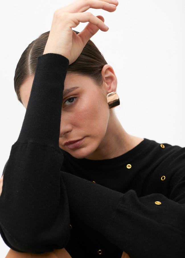 Maglione con occhielli manica cadente