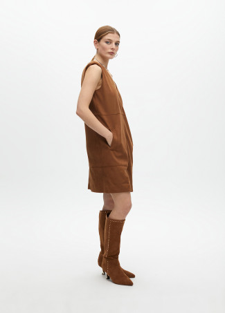 Robe courte droite avec poches avant en suédine