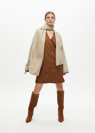 Robe courte droite avec poches avant en suédine