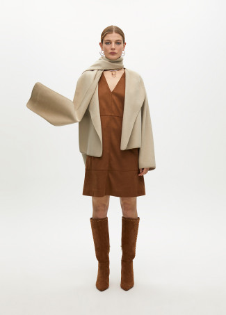 Robe courte droite avec poches avant en suédine