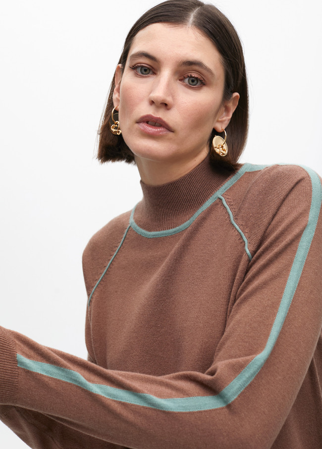 Jersey cuello alto detalle ribetes