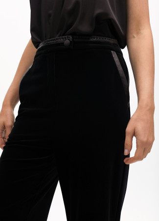 Pantalón recto traje terciopelo detalles efecto piel