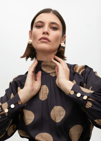 Ausgestelltes Kleid mit hohem Kragen und Punkten - Lola Casademunt