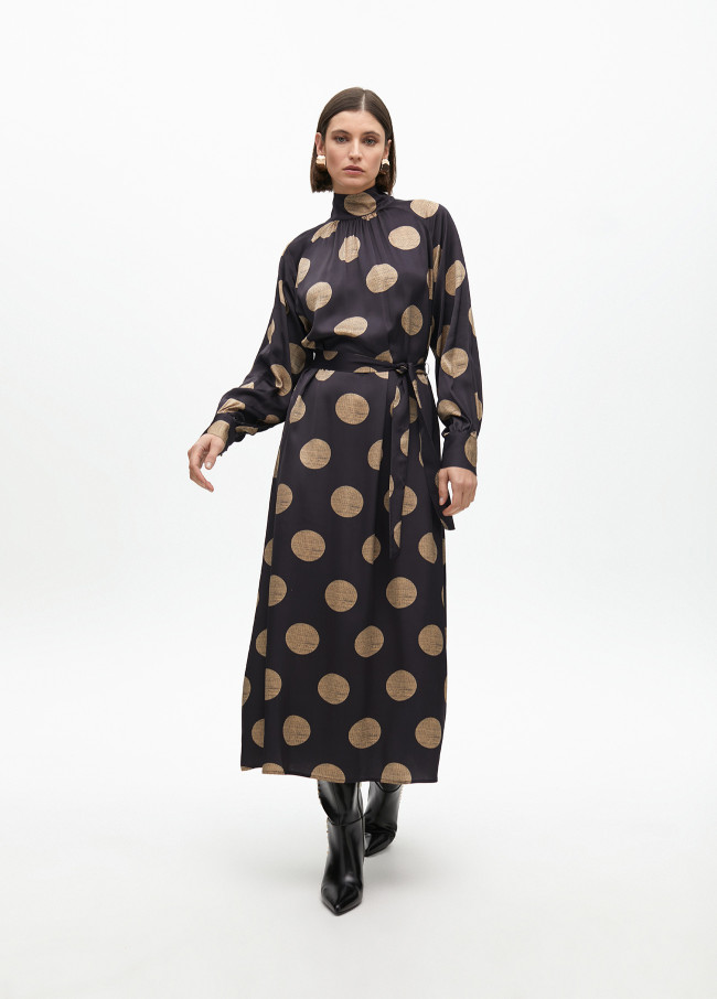 Vestido abullonado cuello alto topos