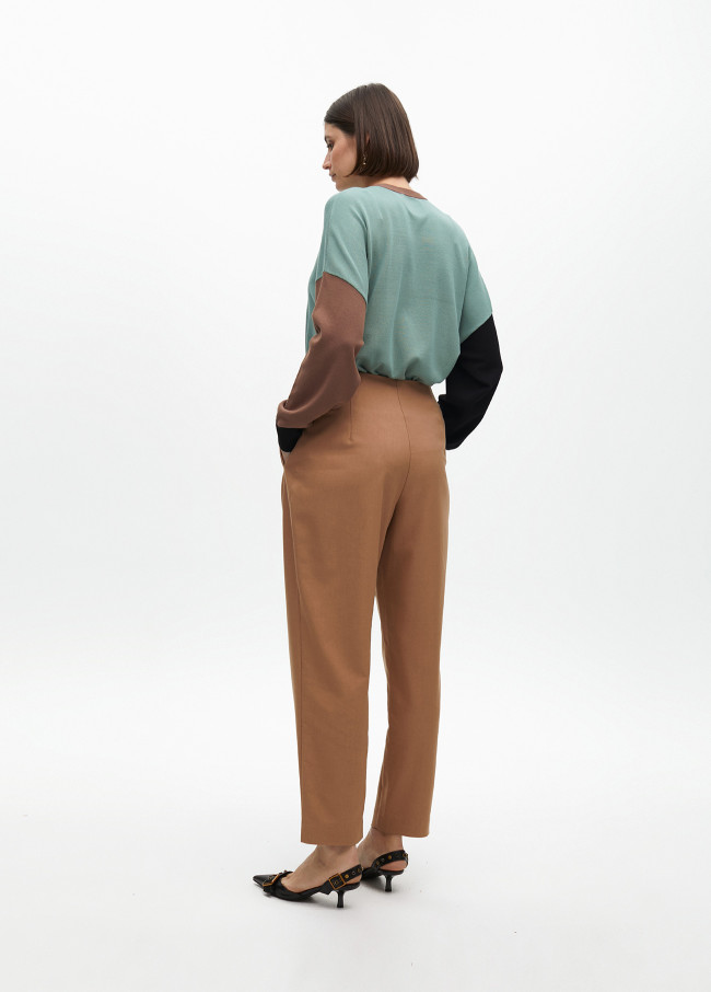 Pantalón pinza con cinturón de adorno